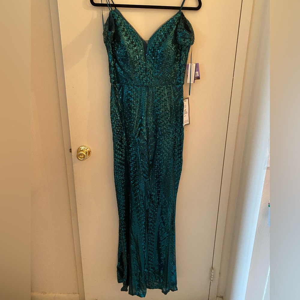 NEW WITH TAGS R&M Richards sequin gown, size 8